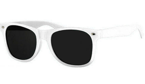 Hvide Wayfarer solbriller.
